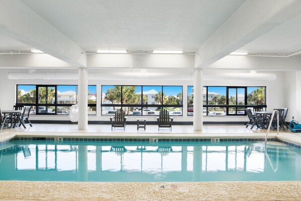 Una piscina cubierta, una piscina climatizada