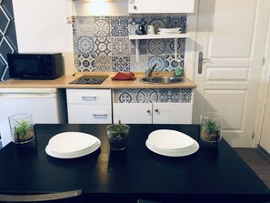 Fridge, microwave, stovetop, coffee/tea maker