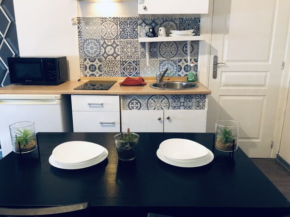 Fridge, microwave, stovetop, coffee/tea maker