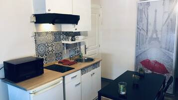 Kühlschrank, Mikrowelle, Herdplatte, Wasserkocher mit Kaffee-/Teezubehör