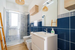 Regadera, secadora de cabello, bidet, toallas 