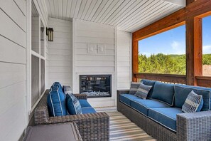 Älytelevisio, takka, videopelejä, pöytäjalkapallopöytä