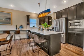 Jääkaappi, mikroaaltouuni, uuni, liesi