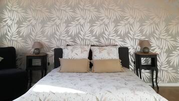 1 slaapkamer, een strijkplank/strijkijzer, reisbedje, wifi