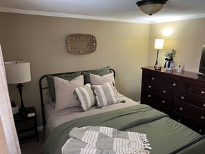 2 bedrooms, WiFi, bed sheets - “The Little House” (Oliver Springs)