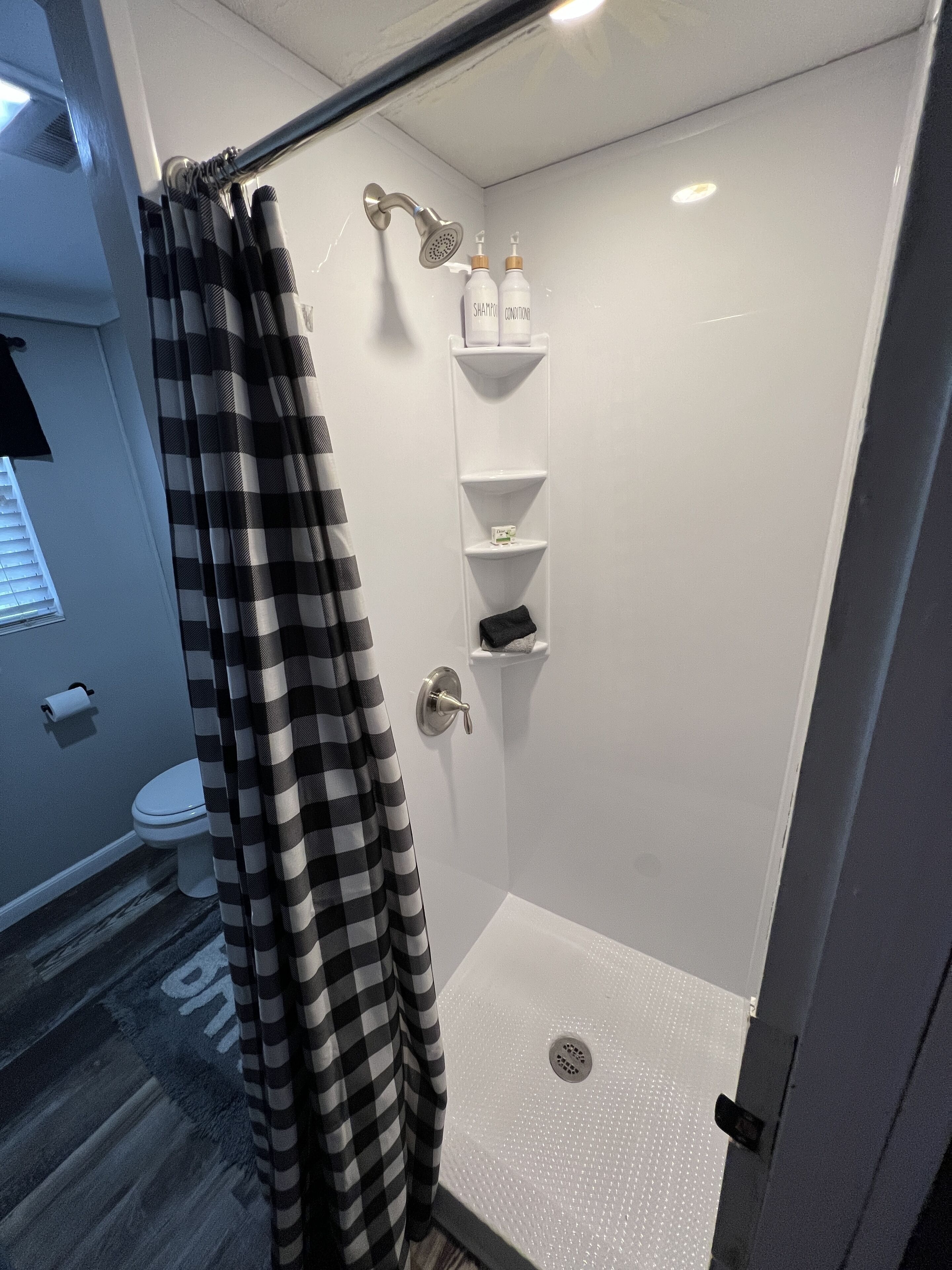 Regadera, secadora de cabello, toallas, papel de baño 