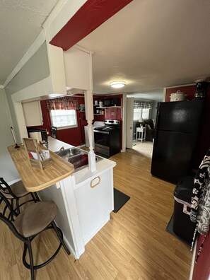 Jääkaappi, mikroaaltouuni, uuni, liesi