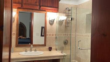 Bañera con ducha, secador de pelo, toallas, jabón