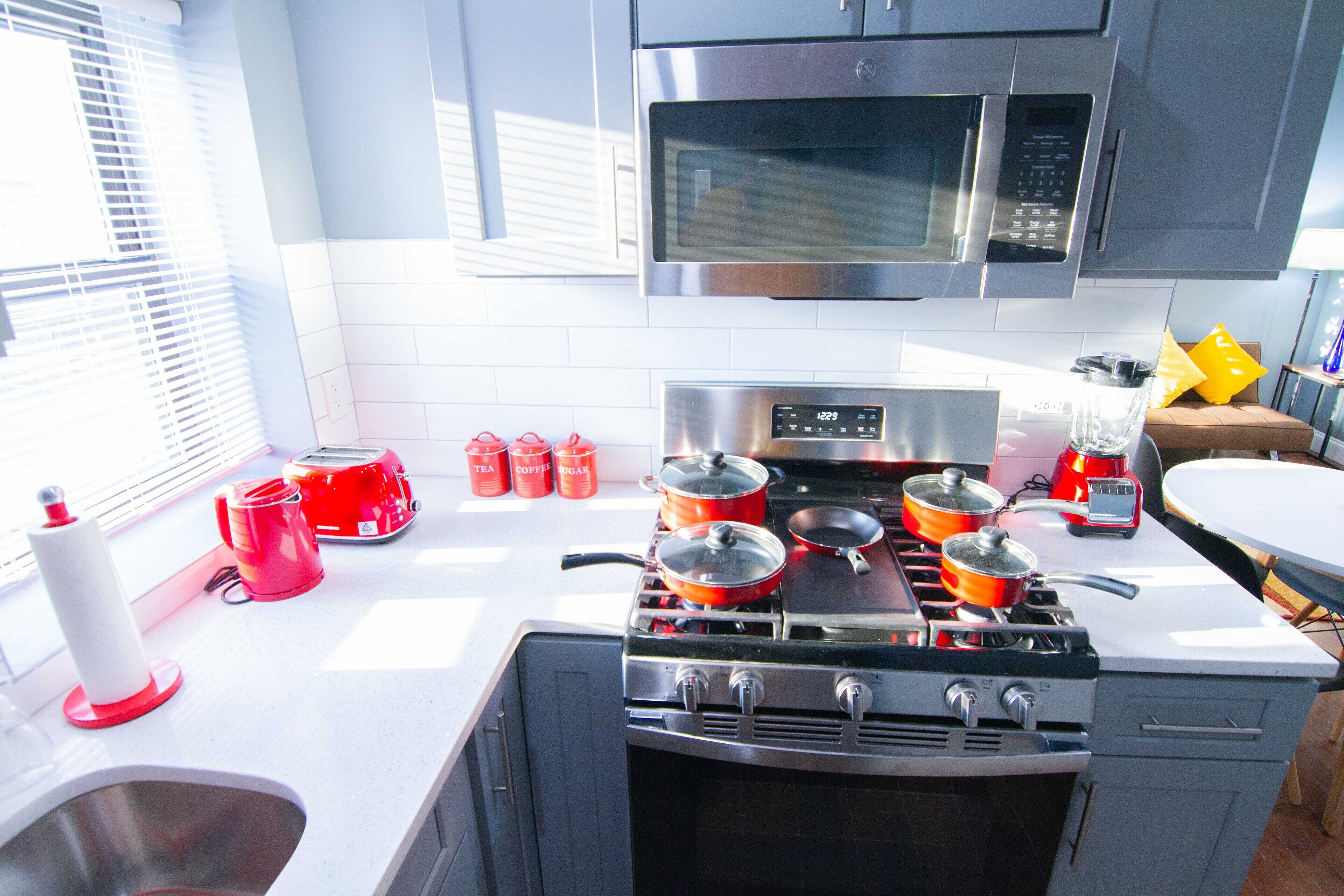 Réfrigérateur, micro-ondes, four, plaque de cuisson