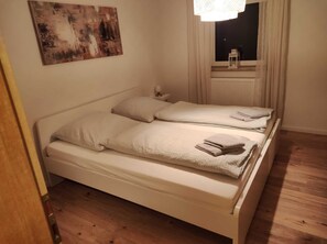 2 dormitorios, caja fuerte, tabla de planchar con plancha