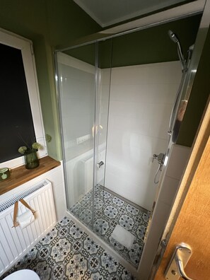 Dusche, Haartrockner, Handtücher, Seife