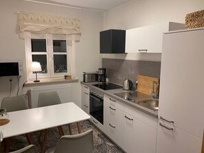 Køleskab, mikrobølgeovn, ovn, kogeplade