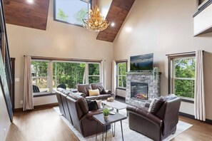 Smart TV, fireplace