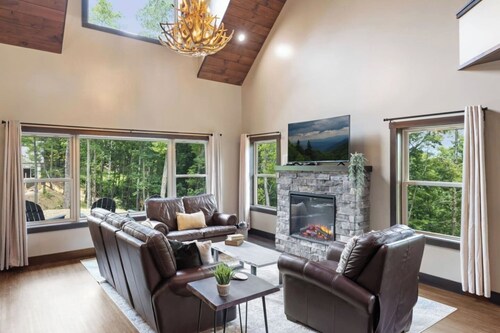 Gorgeous 4BR Cabin with Hot Tub!