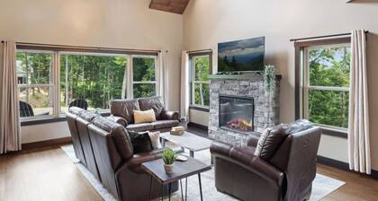 Gorgeous 4BR Cabin with Hot Tub!