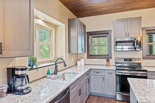 Gorgeous 4BR Cabin with Hot Tub!