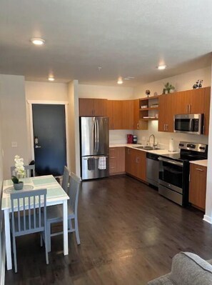 Kjøleskap, mikrobølgeovn, ovn og kokeplater