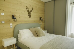 2 makuuhuonetta, työpöytä, silitysrauta/-lauta, vauvan matkasänky