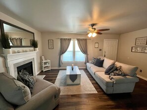 Smart TV, chimenea y libros