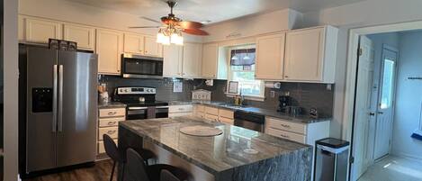 Frigorífic, microones, forn i placa de cuina