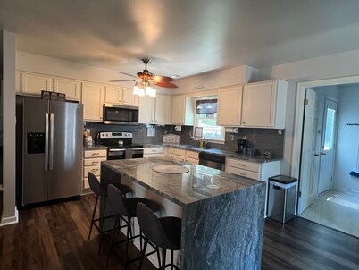 Clean, Quiet, & Cozy Ashland Home