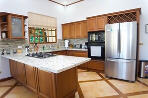 Kjøleskap, mikrobølgeovn, ovn og kokeplater