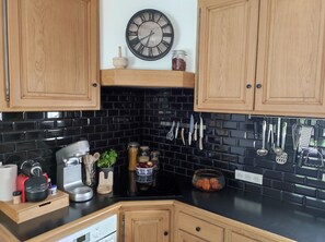 Een koelkast, een microgolfoven, een oven, een kookplaat