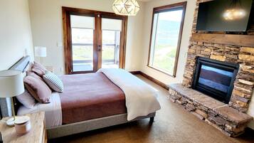 4 bedrooms, desk, iron/ironing board, travel crib