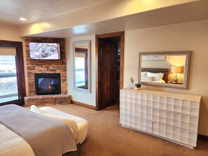 4 habitaciones, escritorio y tabla de planchar con plancha 