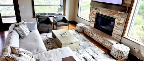 Smart-tv, een open haard en boeken