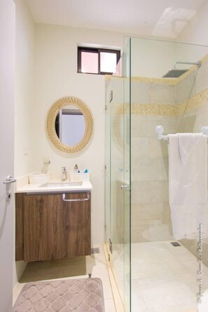 Apartment | Badezimmer | Dusche, Handtücher