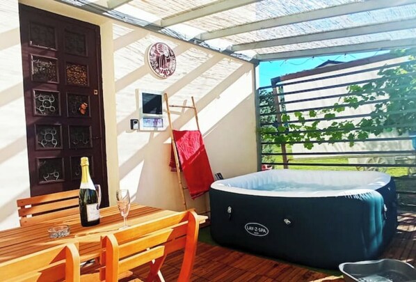 Unclassified image, 1 of 8, button