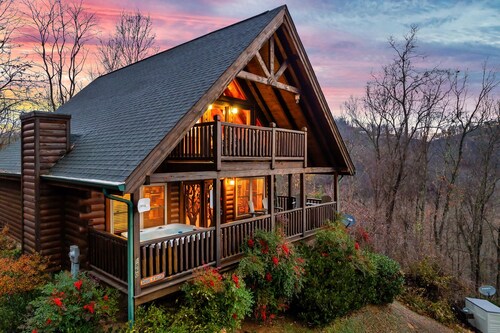 Peaceful Smoky Mountain Escape with Stunning Views and Hot Tub