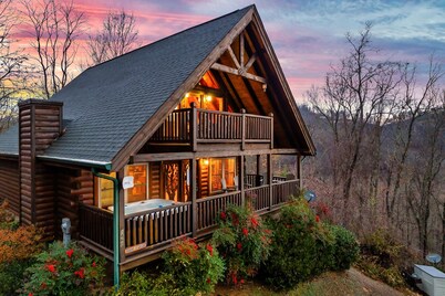 Peaceful Smoky Mountain Escape with Stunning Views and Hot Tub