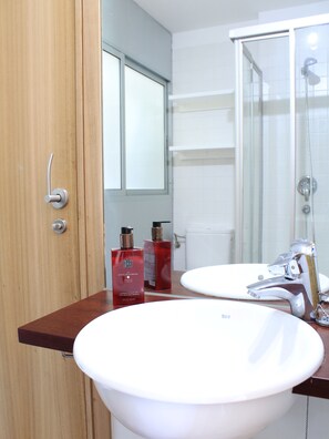 Baignoire, séchoir à cheveux, bidet, serviettes fournies