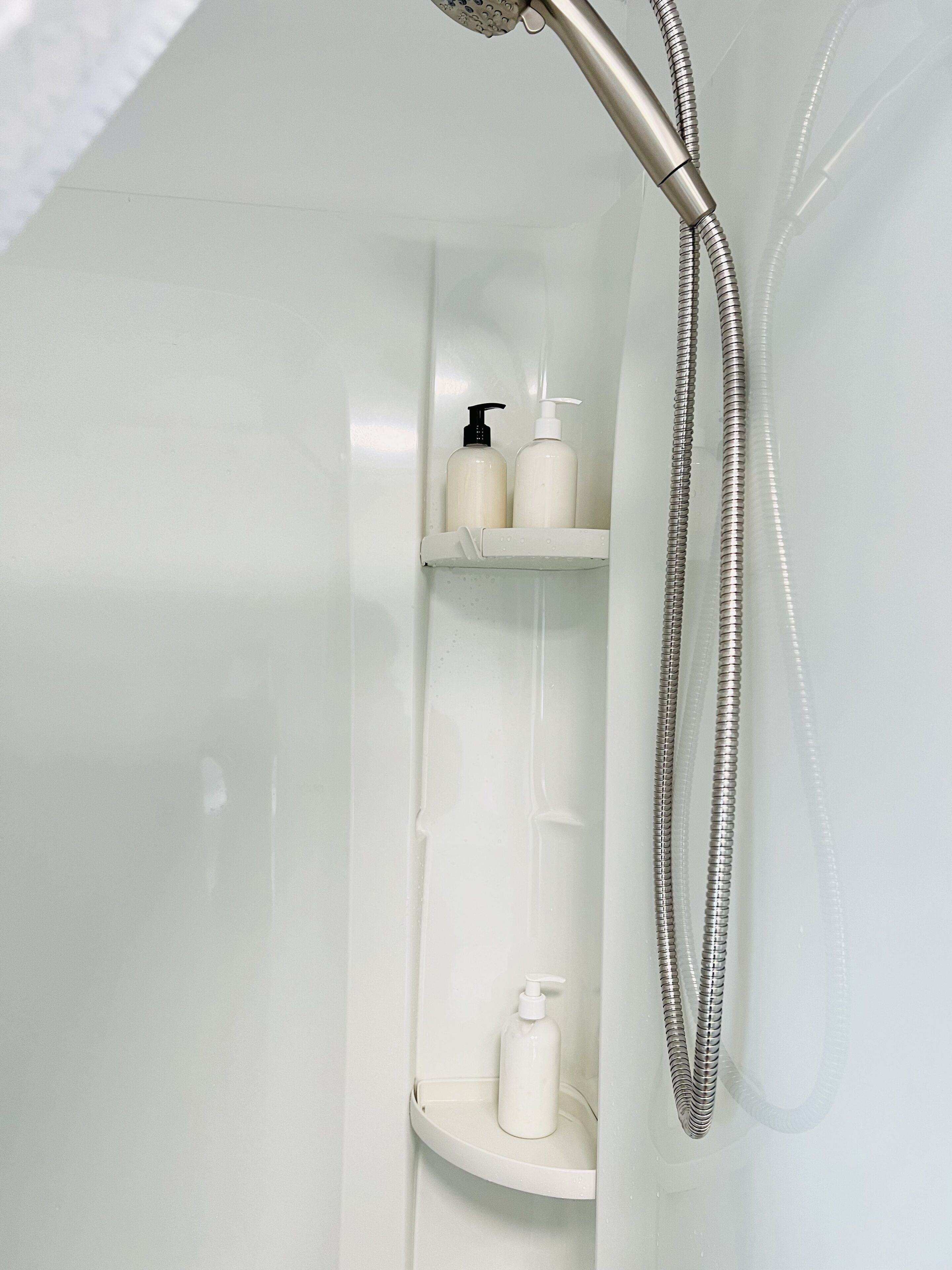 Douche, serviettes fournies, savon, papier de toilette