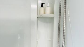 Douche, serviettes fournies, savon, papier de toilette
