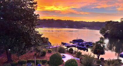 Modern Lakefront Oasis - Private Pool & Salt Water HotTub with Beautiful Sunsets