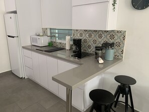 Kühlschrank, Mikrowelle, Herdplatte, Wasserkocher mit Kaffee-/Teezubehör