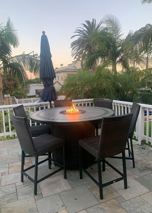 Outdoor dining - Beach House, 4 Blocks to Ocean/Bay+ BBQ & Firepit! (San Diego)