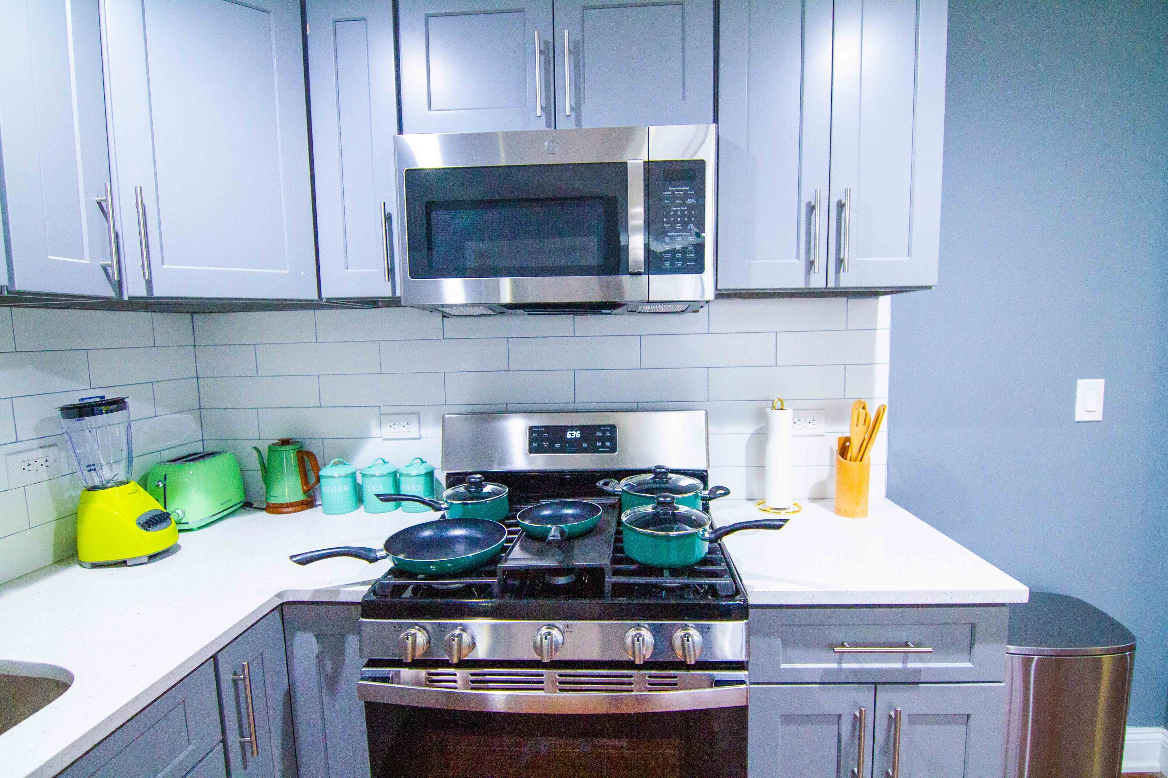 Een koelkast, een magnetron, een oven, een kookplaat