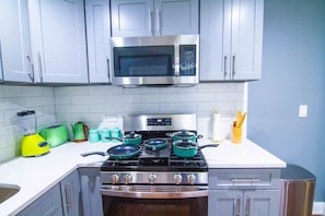 Een koelkast, een magnetron, een oven, een kookplaat