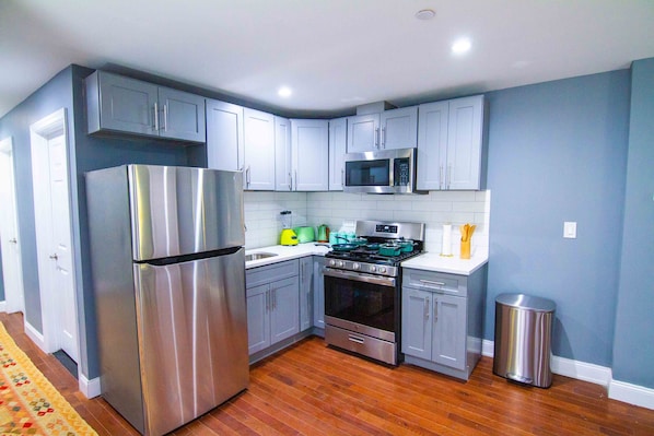 Fridge, microwave, oven, stovetop - ✪Gorgeous 3BR✪ 5mins➜Trains ✪ Long Stays Discounts (Brooklyn)