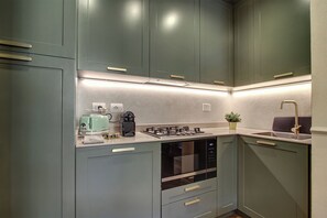 Frigorifero, microonde, forno, piano cottura