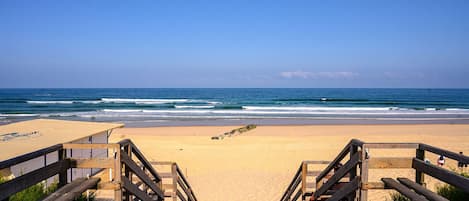 Una spiaggia nelle vicinanze