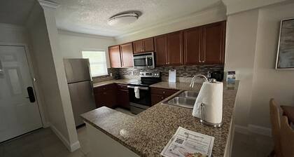 Five minutes from disney world! perfect for family sleeps up to 5-6 with balcony