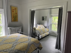 6 bedrooms, iron/ironing board, free WiFi, bed sheets - Historic Skye House in the Heart of Northport (Northport)