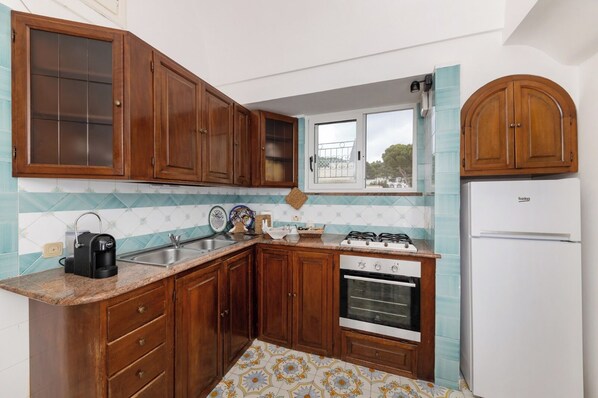 Kühlschrank, Ofen, Herdplatte, Wasserkocher mit Kaffee-/Teezubehör