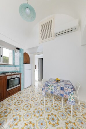 Frigorifero, forno, piano cottura, macchina per tè/caffè