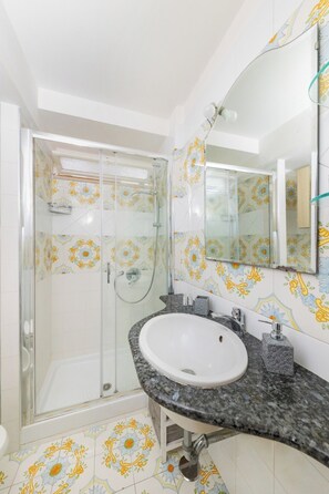 Regadera, secadora de cabello, bidet, toallas 